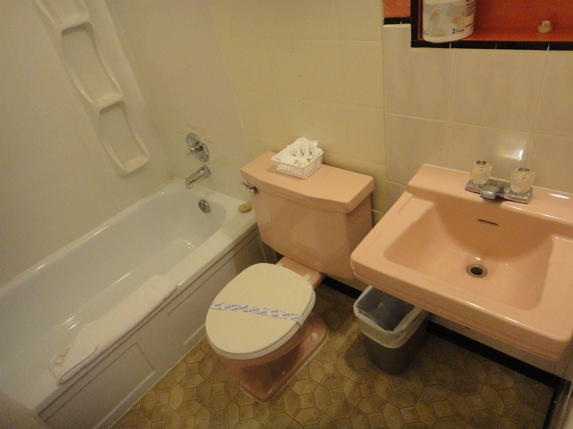 Airport Inn Кенель Экстерьер фото